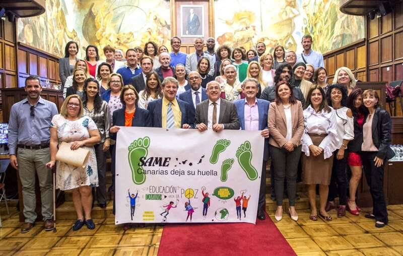 La alcaldesa de Telde, entre los miembros del Consejo Asesor de ECCA (Foto TA)